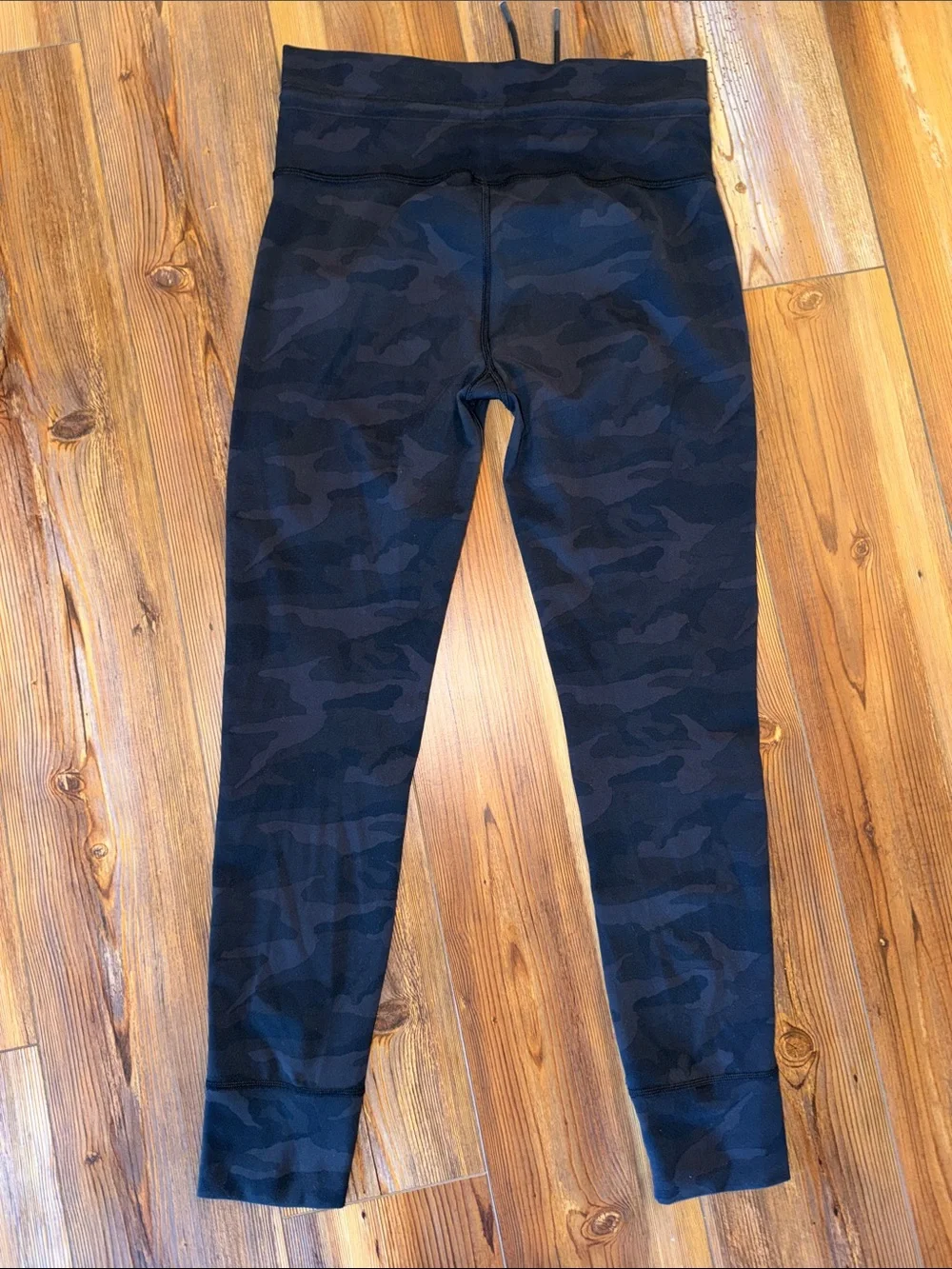 Vuori Black Camo Daily Form Legging Size Small - Picture 3 of 4